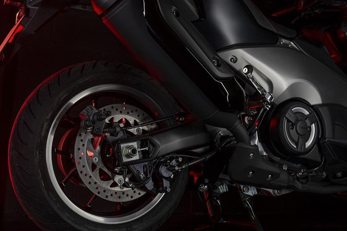 ABS biến thiên khi vào cua có thể đo lực phanh khả dụng dựa trên góc nghiêng, nhờ cảm biến chuyển động quán tính 6 trục (IMU). TMAX có các chế độ lái khác nhau và hệ thống kiểm soát lực kéo.