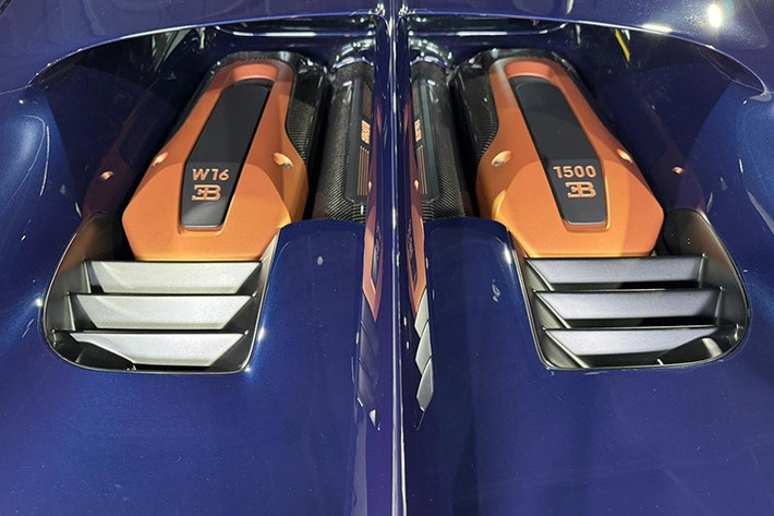 Sợi carbon được sử dụng trên bảng táp-lô và bảng điều khiển trung tâm, trong khi ghế ngồi được bọc da và Alcantara với đường chỉ khâu màu vàng đồng hài hòa với ngoại thất. Nội thất xe không chỉ thể hiện sự khéo léo mà còn thể hiện sự gắn kết của người lái, phản ánh sự chú ý đến từng chi tiết của Bugatti và mục đích xây dựng riêng của Pur Sport.