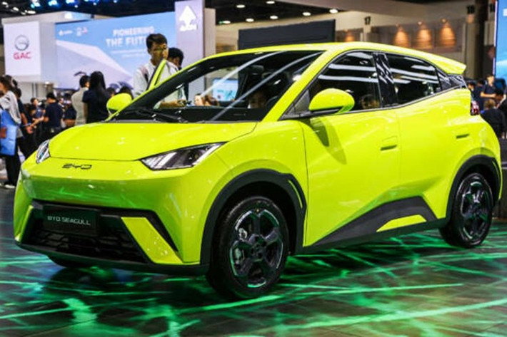 BYD Atto 1 là mẫu xe điện giá rẻ đã chính thức ra mắt thị trường Indonesia vào hồi tháng 7 năm nay. Chỉ sau vài tháng có mặt tại đất nước vạn đảo, mẫu ô tô Trung Quốc này đã nhanh chóng gặt hái thành công. Thậm chí, trong tháng 10/2025 vừa qua, BYD Atto 1 đã trở thành mẫu xe bán chạy nhất ở thị trường Indonesia.