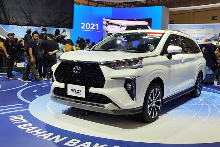 Phân khúc MPV tại Việt Nam đang ngày càng nóng lên với sự cạnh tranh khốc liệt. Mitsubishi Xpander hiện vẫn giữ vị thế dẫn đầu, dù đã có bản hybrid tại Thái Lan và Indonesia nhưng chưa xuất hiện ở thị trường trong nước. Trong khi đó, nếu Toyota kịp thời đưa Veloz Cross Hybrid về Việt Nam, mẫu xe này sẽ sở hữu lợi thế tiên phong đáng kể.