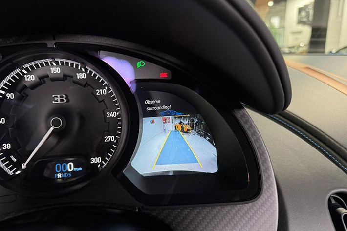 Kết hợp với trọng lượng giảm và cải tiến khí động học, hệ thống treo nâng cấp giúp Pur Sport sắc nét hơn đáng kể so với Chiron tiêu chuẩn khi chuyển số tốc độ cao và các đoạn đường kỹ thuật. Bên trong, cabin kết hợp sự sang trọng với thiết kế công thái học tập trung vào người lái.