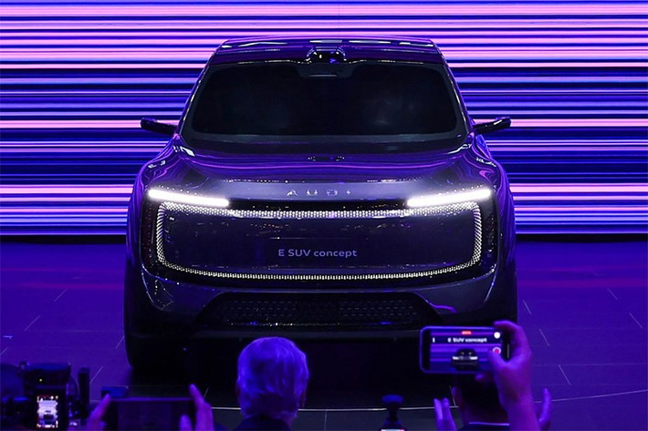 Logo AUDI được đặt nổi bật phía đầu xe, trụ C tạo hình vây cá cá tính, mang lại dáng dấp đậm chất tương lai. Xe sở hữu chiều dài tổng thể 5.057 mm và trục cơ sở lên tới 3.060 mm, mẫu SUV này có kích thước tiệm cận Audi Q7 sử dụng động cơ đốt trong.