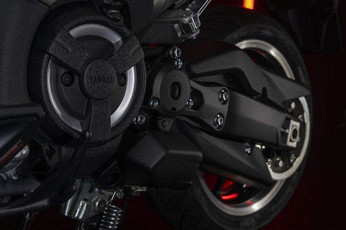 Cùng với việc chuyển sang Euro5+, Yamaha đã tinh chỉnh động cơ xi-lanh đôi 560cc của TMAX; cụ thể là điều chỉnh lại nồi trước sau và thiết kế phễu hút gió mới – được cho là cải thiện khả năng tăng tốc và âm thanh động cơ.