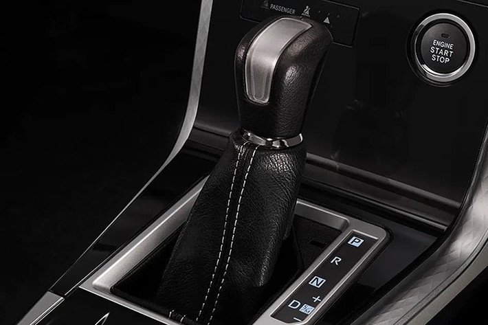 Quá trình chuyển đổi năng lượng giữa động cơ xăng và điện được tinh chỉnh tối ưu đến mức người lái gần như không cảm nhận được sự thay đổi. Ngoài ra, bộ pin 0,7 kWh được thiết kế để tự sạc thông qua phanh tái tạo năng lượng hoặc lấy năng lượng từ động cơ xăng, đảm bảo nguồn điện luôn ổn định mà không cần cắm sạc ngoài.