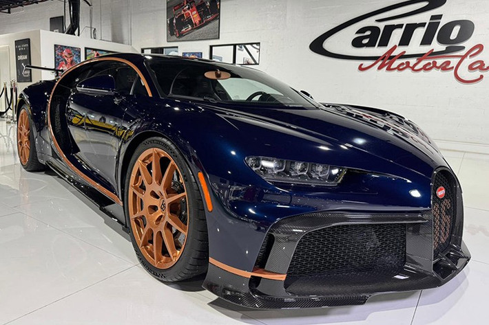 1 trong 60 chiếc xe Bugatti Chiron Pur Sport từng được sản xuất, đã xuất hiện trên eBay, thu hút sự chú ý của những người đam mê siêu xe trên toàn thế giới. Chiếc xe màu xanh Atlantic Blue này, được điểm xuyết bằng viền vàng và bộ mâm đa chấu vàng đồng bộ. Mức giá chào bán lên tới 5.999.998 đô la (khoảng hơn 156 tỷ đồng).