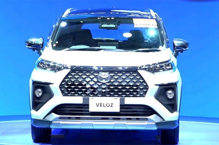 Không chỉ nâng cấp về vận hành và thẩm mỹ, Veloz Hybrid còn chú trọng đến an toàn với gói công nghệ Toyota Safety Sense trên phiên bản cao cấp nhất Q TSS Modellista. Hệ thống này mang đến sự an tâm tối đa cho người lái nhờ các tính năng chủ động tiên tiến như phanh tự động khẩn cấp, cảnh báo điểm mù, hỗ trợ giữ làn đường, cảnh báo phương tiện cắt ngang khi lùi và kiểm soát chống nhầm chân ga.