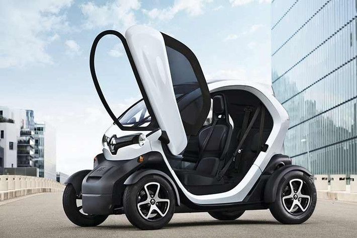 Trước khi gây bão với bản độ Twizy, DM Performance đã từng tạo ra những dự án điên rồ không kém, điển hình là chiếc Citroen Ami cũng được trang bị “trái tim” của Stark Varg. Tuy nhiên, họ đánh giá hệ dẫn động cầu sau của Twizy là nền tảng hoàn hảo hơn cho việc drift.