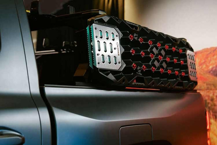 Dưới nắp ca-pô, Chery KP31 cũng đi theo hướng khác biệt so với chuẩn mực phân khúc xe bán tải cỡ trung khi được trang bị hệ truyền động hybrid cắm sạc (PHEV), kết hợp máy dầu và mô-tơ điện. Chery tuyên bố KP31 là xe bán tải đầu tiên trên thế giới sử dụng cấu hình động cơ như thế này.