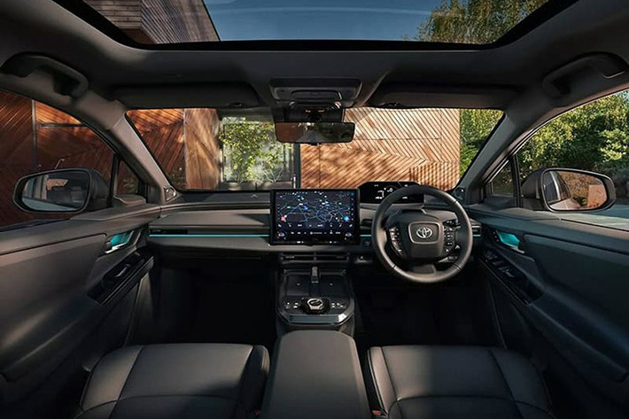 Nội thất của xe nổi bật với màn hình trung tâm 14 inch, kết nối không dây Apple CarPlay/Android Auto, hệ thống điều hòa 2 vùng, lọc khí PM2.5 và đèn viền 64 màu. Phiên bản AWD có thêm hệ dẫn động X-MODE, âm thanh JBL 9 loa.