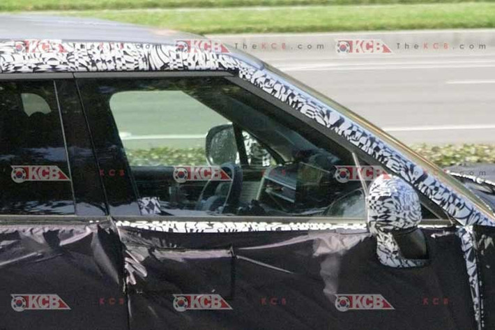 SantaFe là mẫu SUV chiến lược toàn cầu của Hyundai, và phiên bản nâng cấp giữa vòng đời 2027 hứa hẹn sẽ mang đến nhiều thay đổi về công nghệ và trải nghiệm người dùng. Những hình ảnh rò rỉ lần này phần nào hé lộ hướng đi hiện đại, táo bạo hơn của thương hiệu Hàn Quốc trong thiết kế nội thất.