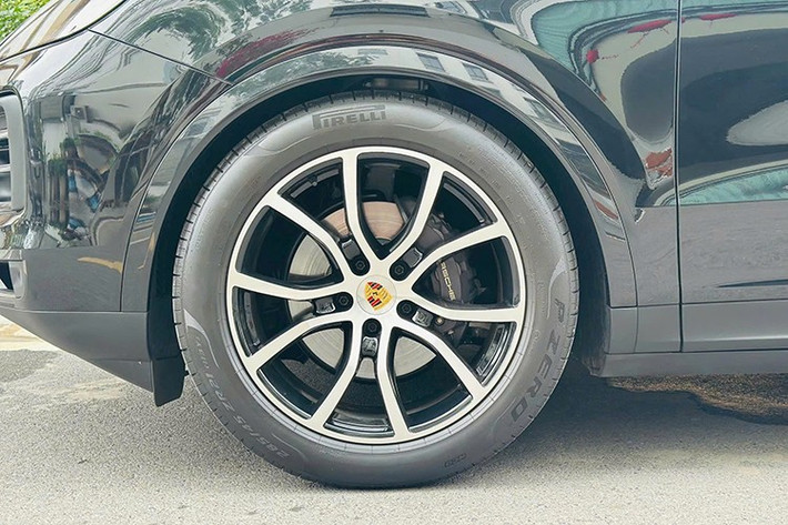 Khoang lái của Porsche Cayenne được tái cấu trúc với 3 phần, đồng hồ hiển thị kỹ thuật số toàn phần có kích thước 12,6 inch được thiết kế dạng cong, màn hình hiển thị trung tâm tiêu chuẩn 12,3 inch thao tác dễ dàng thuận tiện, màn hình 10,9 inch lần đầu tiên được trang bị dành cho hành khách ngồi ghế trước, hiển thị dữ liệu hiệu suất,...