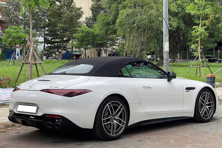 Mercedes-AMG SL43 thế hệ mới này được trang bị khối động cơ 4 xylanh, dung tích 2.0 lít, sẽ sản sinh ra công suất tối đa 375 mã lực tại tua máy 6.750 vòng/phút và mômen xoắn cực đại 480 Nm tại tua máy 3.250 - 5.000 vòng/phút.