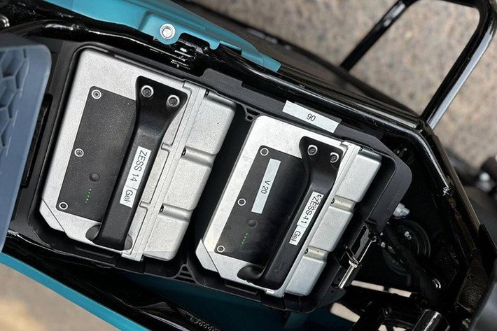 Xe sử dụng pin 4kWh, cho quãng đường di chuyển lên đến 100km mỗi lần sạc. Tuy nhiên, theo thử nghiệm thực tế của truyền thông Ấn Độ, xe có thể chạy khoảng 80km mỗi lần sạc trên địa hình pha lẫn đường bằng và dốc, một con số khá ấn tượng.