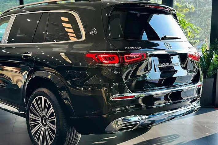 Bộ mâm trên chiếc SUV hạng sang GLS 480 4MATIC này được thiết kế theo dạng đa chấu được phay với hai tông màu kim loại/đen mang lại sự sang trọng. Các chi tiết khác giúp phân biệt với bản Maybach này với bản thông thường bao gồm logo Maybach ở cột D và hệ thống bậc bước chân đóng gập bằng điện.