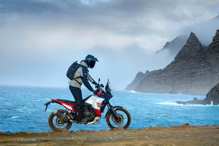 Thiết kế của xe cũng đã được tinh chỉnh để có tính công thái tốt hơn – kết hợp với yên đua liền khối mới giúp việc chuyển từ ngồi sang đứng dễ dàng hơn. Hệ thống treo KYB hoàn toàn có thể điều chỉnh mới – bao gồm phuộc ngược Kashima 46mm với lò xo và thiết lập giảm chấn được cải tiến, cùng với giảm xóc đơn có hành trình 106mm (tăng 5mm so với trước).