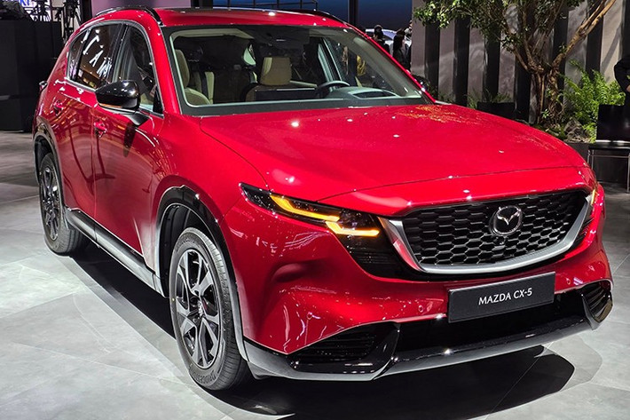 Tại Triển lãm Japan Mobility Show 2025, Mazda đã chính thức trình làng thế hệ thứ ba của mẫu crossover ăn khách CX-5. Phiên bản mới đánh dấu bước chuyển mình quan trọng của dòng xe này, với những thay đổi toàn diện từ ngoại hình, nội thất đến công nghệ vận hành.
