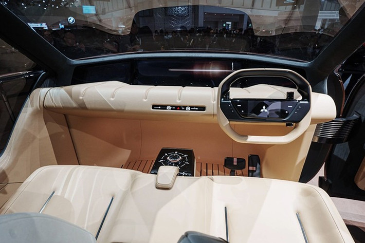 Ghế ngồi bọc da chần bông, tựa đầu thiết kế đặc biệt và bảng điều khiển tối giản mang lại cảm giác thư thái. Mitsubishi cũng tích hợp trợ lý AI hiển thị trực quan trên vô-lăng và bảng đồng hồ kỹ thuật số, tăng cường tương tác giữa người lái và phương tiện.