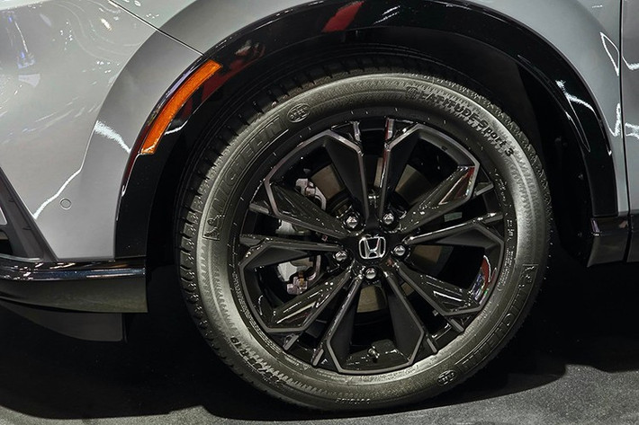 Dưới nắp ca-pô của CR-V e:HEV RS Black Edition là hệ truyền động hybrid e:HEV gồm động cơ xăng 2.0L 4 xi-lanh kết hợp hai mô-tơ điện. Đại diện hãng cho biết hộp số sẽ được tinh chỉnh. Hiện tại, CR-V e:HEV RS đang bán ở Việt Nam sử dụng hộp số E-CVT.