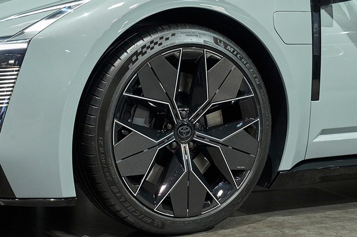 Nhìn bên hông, xe mang dáng vẻ thanh thoát của một mẫu sedan bốn cửa nhằm tiếp nối tên gọi Corolla. Chắn bùn trước dường như được tích hợp cổng sạc và chi tiết dọc mới bên dưới gương chiếu hậu. Xe có đường chân kính hạ thấp dần, những đường gân dập nổi và tay nắm cửa truyền thống.