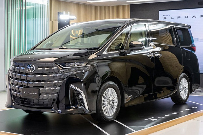 Toyota Alphard: 20 xe ﻿Vị trí thứ 3 thuộc về mẫu MPV hạng sang Toyota Alphard. Mẫu xe này là lựa chọn của 20 khách hàng Việt trong tháng 11/2025, giảm 35,4%. Việc Toyota Alphard bán được 20 chiếc tại Việt Nam trên thực tế khá ấn tượng vì mẫu xe này sở hữu giá cao, dao động từ 4,37-4,475 tỷ đồng. Với giá bán này, mẫu MPV được mệnh danh "chuyên cơ mặt đất" này không phải là sản phẩm dành cho số đông.