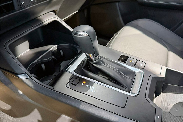 Nằm bên dưới nắp ca-pô của Mazda CX-5 mới là động cơ xăng e-Skyactiv-G 4 xi-lanh, hút khí tự nhiên, dung tích 2.5L, kết hợp hệ thống mild hybrid 24V, thay thế động cơ 2.0L cũ.