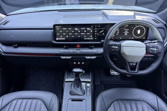 Khoang nội thất cũng được cải tiến mạnh mẽ với phong cách tối giản và cao cấp hơn. Bảng điều khiển cũ được thay thế bằng màn hình cong dạng đơn, tích hợp đồng hồ kỹ thuật số và hệ thống giải trí trong một mặt kính liền mạch.