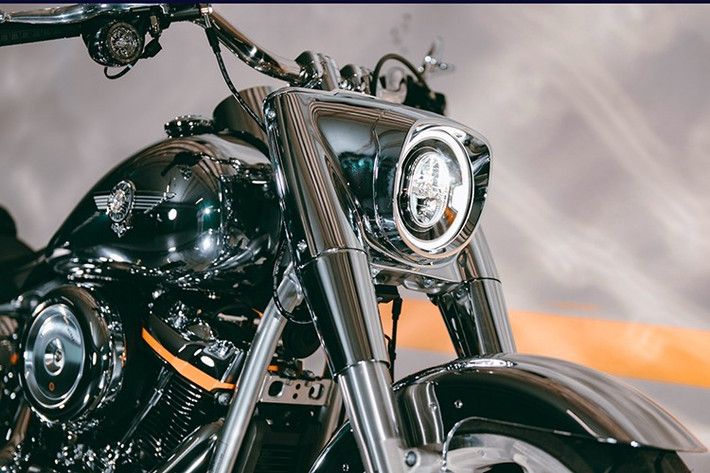 Chỉ sản xuất giới hạn 1990 chiếc trên toàn thế giới, Fat Boy Gray Ghost là mẫu xe thứ 5 trong bộ sưu tập Icon Collection mới của hãng xe môtô đình đám Harley-Davidson. So với Fat Boy thường, có lớp phủ như gương mới lạ mắt, được thực hiện bằng quy trình lắng đọng hơi vật lý (PVD).