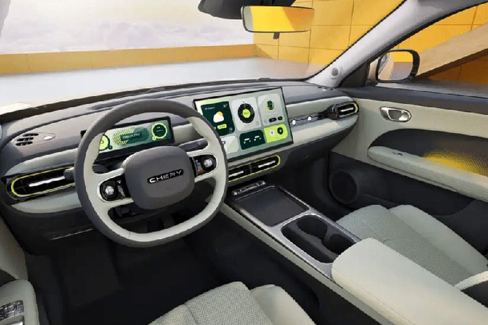 QQ3 vốn được phát triển dựa trên nền tảng khung gầm T12 của Chery. Trong khi đó, cột C được trang trí bằng logo QQ. Bên trong Chery QQ3 là nội thất 2 hàng ghế với 5 chỗ ngồi. Khoang nội thất nổi bật với vô lăng đáy phẳng thể thao, cửa gió điều hòa hình bầu dục, bảng đồng hồ kỹ thuật số dạng chữ nhật.