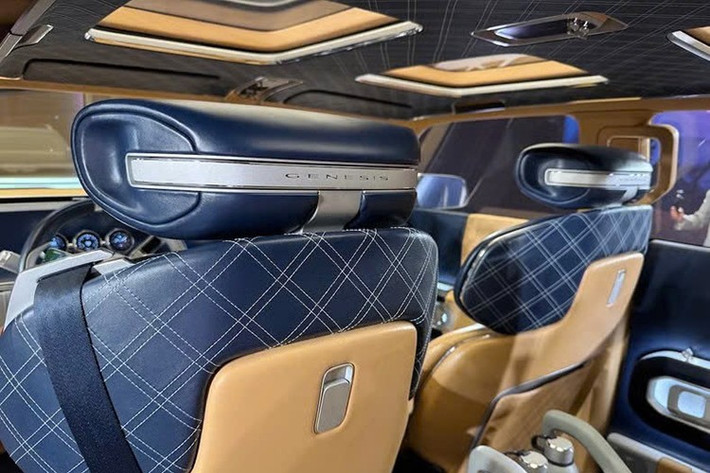 Nội thất của mẫu xe Genesis X Gran Equator là sự hòa quyện giữa cổ điển và hiện đại. Thay vì màn hình cảm ứng cỡ lớn, cabin sử dụng cụm đồng hồ kỹ thuật số nhỏ lấy cảm hứng từ máy ảnh cổ điển, kết hợp các nút bấm vật lý.