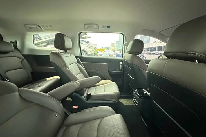 Khoang cabin được trang bị màn hình trung tâm dạng nổi, kết hợp các phím bấm vật lý để thao tác dễ dàng. Xe có sạc điện thoại không dây và cấu hình 7 chỗ ngồi (2+2+3), trong đó hàng ghế thứ hai có thể ngả lưng tùy chỉnh, phù hợp nhiều tình huống sử dụng.