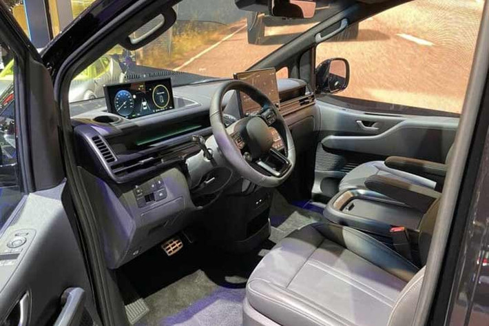 Staria EV 2026 sở hữu sàn phẳng và không gian nội thất rộng rãi, cùng với bố cục chỗ ngồi mở thông minh tạo nên bầu không khí giống như phòng chờ, cho phép hành khách thư giãn hoặc làm việc. Khoang hành khách được thiết kế theo hướng lấy con người làm trung tâm.