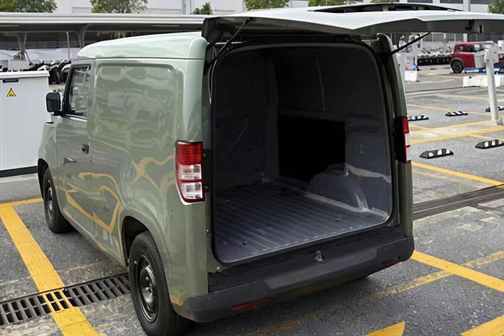 Ngoài ra, người dùng có thể lựa chọn bộ sạc di động 3 kW để sạc tại nhà. Phiên bản cửa lùa được bổ sung trong bối cảnh nhu cầu vận tải hàng hóa đô thị tăng lên, song các thông tin chi tiết vẫn cần chờ xác nhận chính thức từ nhà sản xuất. Khoang chở hàng phía sau dung tích 2.600 lít, đáp ứng tải trọng tối đa 600 kg. Cổng sạc điện được bố trí phía sau bên phụ.