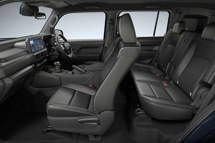 Gói Toyota Safety Sense trên mẫu xe Toyota Land Cruiser FJ 2026 cũng được tích hợp với các tính năng cảnh báo tiền va chạm, phanh tự động, kiểm soát hành trình thích ứng toàn dải tốc độ, hỗ trợ giữ làn và đèn pha tự động.