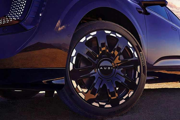 Ở khu vực bên sườn, xe đi kèm camera kỹ thuật số thay cho gương chiếu hậu truyền thống và tay nắm cửa ẩn. Mâm xe được trang bị đối trọng ở logo, nhờ đó dòng chữ AUDI luôn giữ ở trạng thái thẳng đứng. Cụm đèn hậu của xe cũng được thiết kế tương tự đèn trước nhằm tạo sự thống nhất cho ngoại hình của mẫu SUV điện hạng sang này.