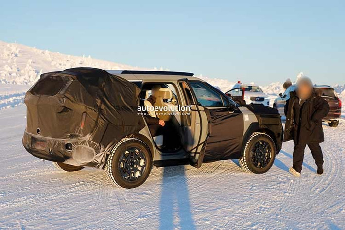 Hệ thống chiếu sáng cũng được làm mới hoàn toàn. Dải đèn LED ban ngày dạng “cánh thiên thần” quen thuộc bị loại bỏ, thay bằng đèn xi-nhan LED đặt dọc cùng cụm đèn pha bố trí thấp, gợi liên tưởng đến Palisade sắp ra mắt.