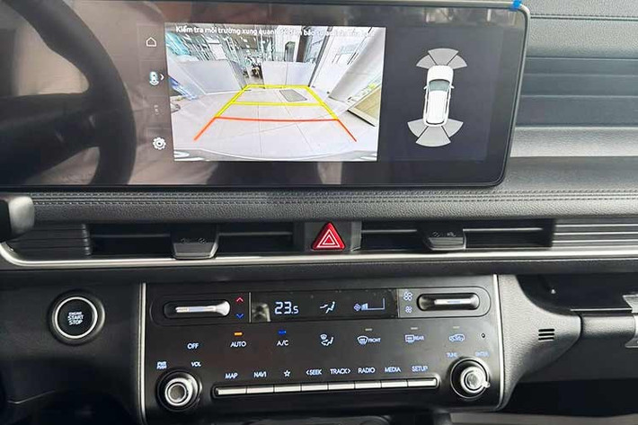 Khoang cabin của Hyundai Stargazer 2026 với điểm nhấn đáng chú ý là cụm màn hình kép cỡ lớn, nối liền bảng đồng hồ kỹ thuật số và màn hình trung tâm, tương đồng với nhiều mẫu Hyundai thế hệ mới. Giao diện màn hình giải trí đã hiển thị tiếng Việt, cho thấy xe đã được hoàn thiện cho thị trường trong nước.