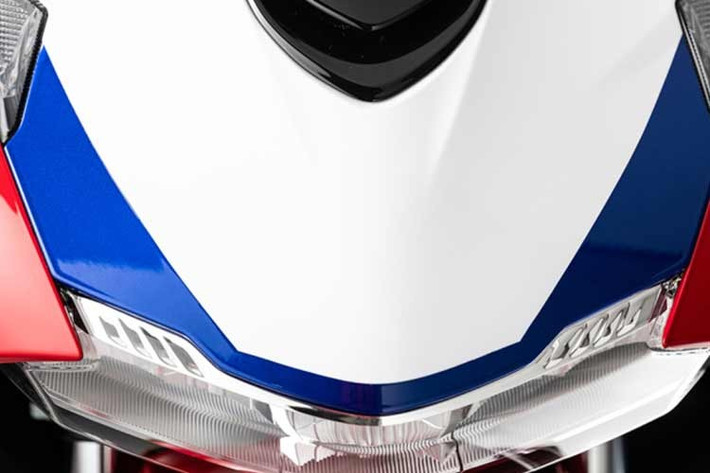 Honda SH Special Edition HRC 2026 được sản xuất giới hạn 500 chiếc, bao gồm 250 xe bản 125i và 250 xe bản 150i. Phiên bản dự kiến đưa về Việt Nam là SH150i. Mỗi chiếc xe trong series này đều được đánh số thứ tự từ 1 đến 500 nhằm đánh dấu tính chất phiên bản giới hạn.