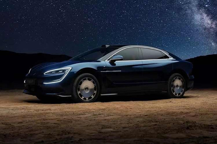 Bên cạnh đó là hệ thống treo DiSus-Z, thay thế loại giảm chấn thủy lực truyền thống bằng mô-tơ từ trường. Khi hoạt động cùng hệ thống e⁴, DiSus-Z cung cấp hàng loạt tính năng như dự đoán điều kiện mặt đường, thu hồi năng lượng động học theo phương thẳng đứng của hệ thống treo, ổn định khi va chạm bên ở tốc độ cao, ổn định khi nổ lốp ở tốc độ cao, hạn chế chúi đầu khi tăng tốc hoặc phanh gấp, ổn định khi xe bị bật lên, hỗ trợ leo vỉa, nâng một bên thân xe để tránh va chạm và tránh chướng ngại khẩn cấp.