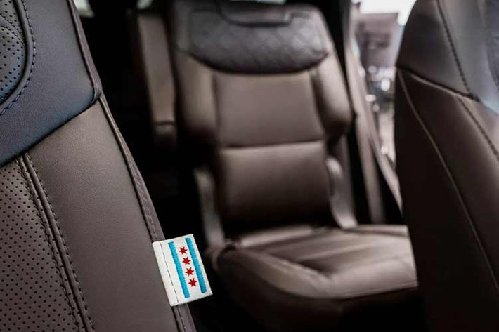 Đội ngũ phát triển cũng thêm vào một số chi tiết thú vị như hộp pizza từ tiệm Aurelio’s – quán pizza yêu thích của Giáo hoàng tại Chicago – cùng tấm biển mang dòng chữ “Da Pope”. Ford thậm chí còn đăng ký hai biển số đặc biệt tại bang Illinois cho chiếc xe là “DA POPE” và “LEO XIV”.