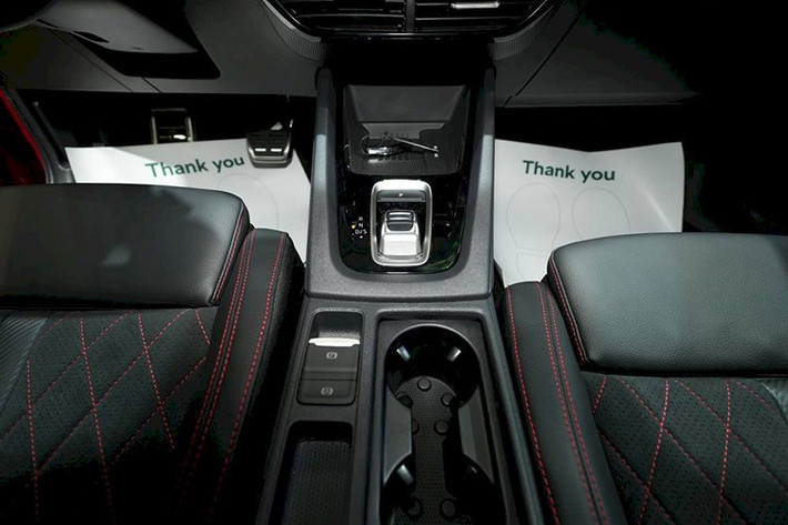 Trang bị giải trí cho xe là dàn âm thanh cao cấp Canton 11 loa công suất 675W hoàn thiện trải nghiệm lái, đưa Octavia RS 2026 trở thành một trong những mẫu sedan thể thao cân bằng nhất giữa hiệu năng và tiện nghi trong phân khúc.