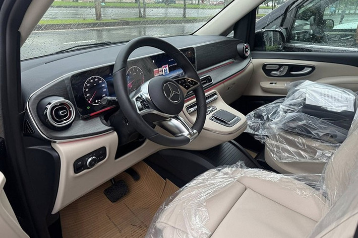 Khoang nội thất của V-Class 2025 vẫn tiếp tục thể hiện rõ đẳng cấp của một chiếc MPV hạng sang. Ngay cả bản V 300 Avantgarde tiêu chuẩn cũng được trang bị gần tương đương bản AMG cao cấp, với: cặp màn hình 12,3 inch hỗ trợ hệ thống giải trí MBUX mới nhất có kết nối Apple CarPlay/Android Auto không dây...