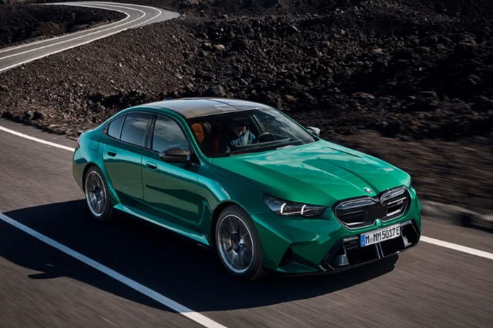 BMW M5 PHEV ﻿BMW M5 thế hệ thứ bảy mới đây đã được nâng cấp hiệu năng với hệ truyền động M Hybrid mới nhất. Cung cấp sức mạnh cho xe là hệ truyền động PHEV với sự kết hợp của động cơ V8 tăng áp kép, dung tích 4.4L với một mô-tơ điện. Điểm đặc biệt là hệ truyền động này giúp M5 vừa duy trì khả năng vận hành mạnh mẽ, vừa cải thiện đáng kể hiệu suất nhiên liệu, đồng thời giúp xe có thể di chuyển quãng ngắn hoàn toàn bằng điện.