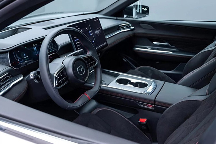 Phong cách thể thao tiếp tục hiện diện trong nội thất nhờ ghế bọc Alcantara và đường chỉ đỏ ở nhiều chi tiết. Ngoài ra, hãng Mazda còn bổ sung đèn nền màu đỏ trong nội thất cùng với chi tiết trang trí dạng lưới trên cụm điều khiển trung tâm, khá giống với các bản thể thao của mẫu CX-60.