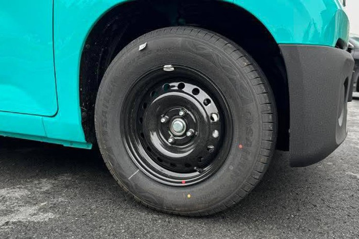 Xe không được trang bị đèn sương mù nhưng cản trước có chừa vị trí để bổ sung khi cần. Ở phía sau, cụm đèn hậu có thay đổi nhẹ so với thiết kế 3D ban đầu. Xe được trang bị bộ mâm sắt 14 inch sơn đen, không có ốp trang trí.