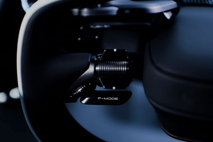 Phía sau vô-lăng là cụm màn hình hiển thị cỡ lớn, tích hợp đồng hồ hiển thị thông tin lái. LFA Concept không có màn hình giải trí trung tâm như xe phổ thông.