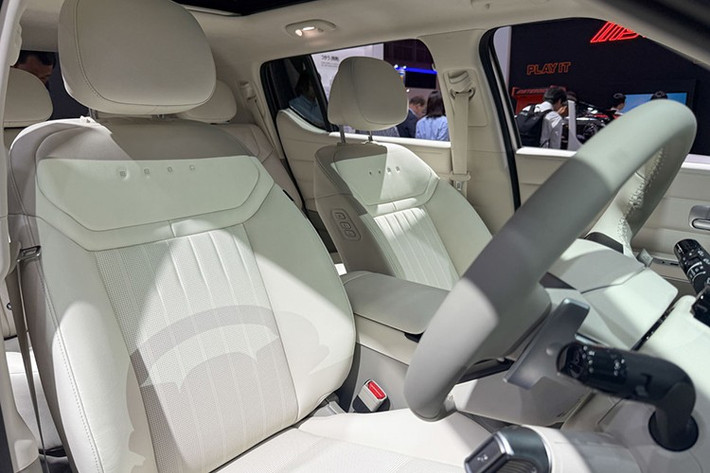 Nội thất xe SUV điện Hyundai Nexo 2026 thiết kế theo triết lý rộng rãi và tập trung vào trải nghiệm. Xe trang bị hai màn hình 12,3 inch và một màn hình cho ghế phụ giống người anh em Ioniq 5. Ngoài ra, Nexo thế hệ mới sử dụng gương hậu kỹ thuật số kèm hai màn hình quan sát.