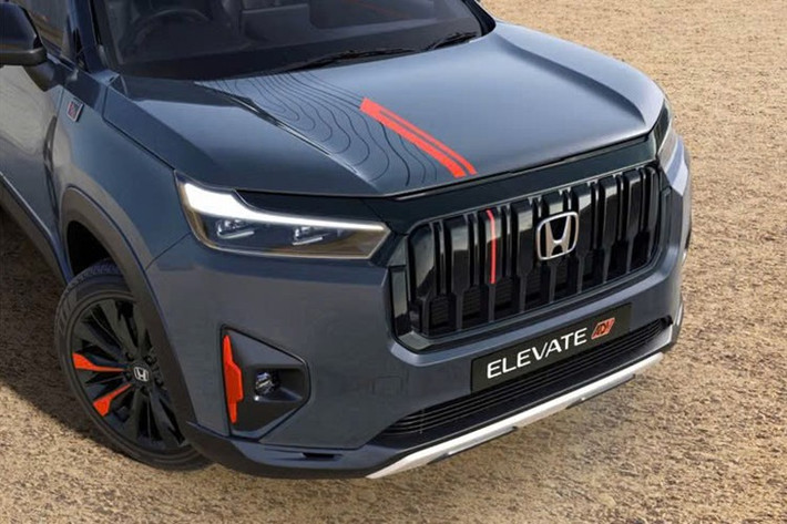 Phiên bản này nổi bật với lưới tản nhiệt thiết kế mới dạng khe dọc, nhấn nhá bằng đường viền màu cam nổi bật. Các điểm nhấn cam cũng xuất hiện tại hốc hút gió, mâm xe hợp kim sơn đen bóng và tấm ốp gầm giả phía sau.