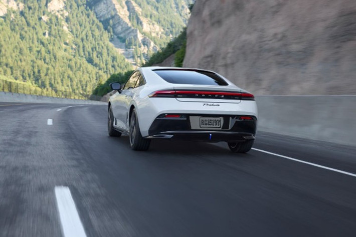 Các trang bị đáng chú ý trên Honda Prelude 2026 bao gồm cụm điều khiển số dạng nút bấm, màn hình giải trí cảm ứng 9 inch, bảng đồng hồ kỹ thuật số toàn phần và vô-lăng bọc da ba chấu. Mẫu xe được bố trí theo cấu hình 2+2 chỗ ngồi, giúp tăng tính tiện dụng so với một coupe truyền thống.