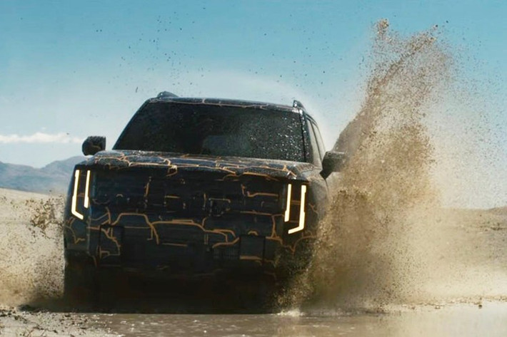 Sự chuyển màu tượng trưng cho tinh thần phiêu lưu năng động kết hợp với sự thư thái trong hành trình khám phá – điều mà KIA muốn thể hiện rõ trong cá tính của Telluride thế hệ mới. Một chi tiết thú vị khác là tọa độ địa lý (37.9375° N, 107.8123° W) được in tinh tế trên mép cửa, dẫn về thị trấn Telluride – nguồn cảm hứng đặt tên cho mẫu xe này.