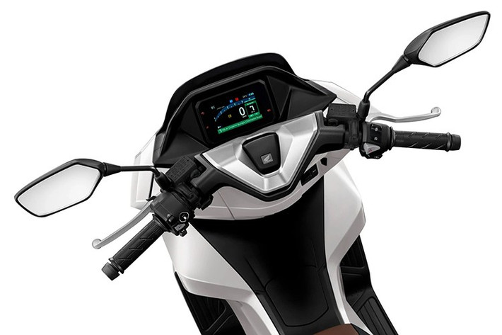 Phiên bản RoadSync được trang bị yên da hai tông màu nâu–đen, mang đến cảm giác sang trọng và tinh tế. Trong khi đó, bản tiêu chuẩn với yên màu đen trẻ trung lại hướng đến những người dùng yêu thích sự năng động và khác biệt.